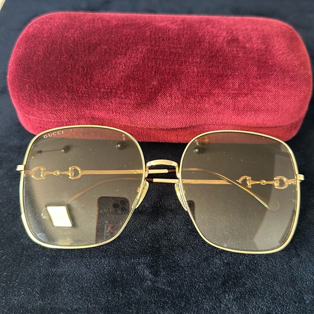 ✨✨Luxury Designer GUCCI SUNGLASSES FOR SALE !
ORIGINAL I DONT  HAVE THE RECEIPT✨